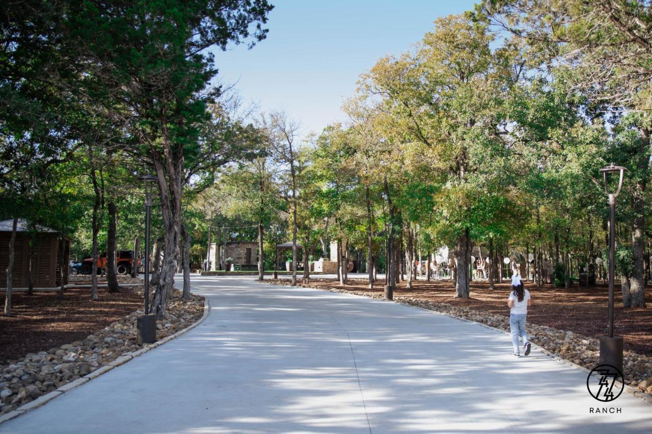 7744 Ranch Glamping Resort ออสติน ภายนอก รูปภาพ